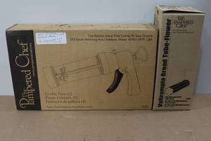 lot 315 image: Pampered Chef Cookie Press with 16 Designs and Bread Tube