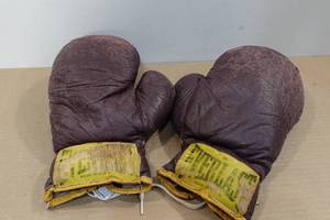 lot 336 image: Vintage 1960s 14oz Everlast Boxing Gloves