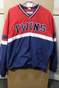 lot 375 image: Minnesota Twins Pullover Jacket -XL
