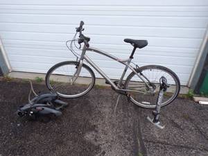 lot 11 image: Globe 21 Speed Bike, Air Pump and Car Carrier