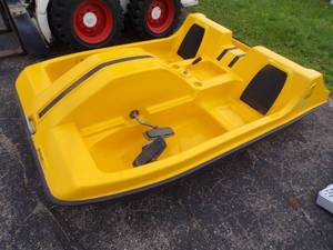 lot 3 image: Pelican Paddle Boat for parts or repair