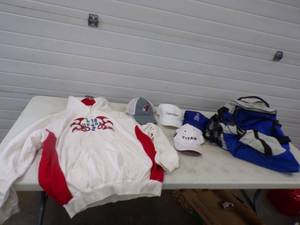 lot 22 image: 2XL Hooded Sweatshirt and Hats with Duffle Bag