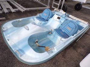 lot 5 image: Pelican Paddle Boat with 12v Motor