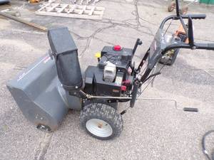 lot 83 image: Murray 8 HP 27 Snow Blower