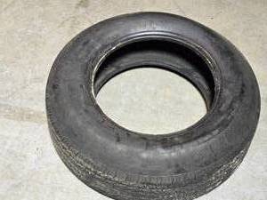 lot 14 image: Lightly Used Towmaster Tire ST22575D15