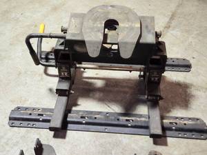 lot 28 image: Husky Fifth Wheel Hitch