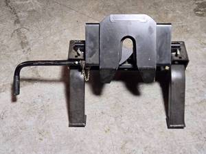lot 31 image: Fifth Wheel Hitch - Needs Bed Rails