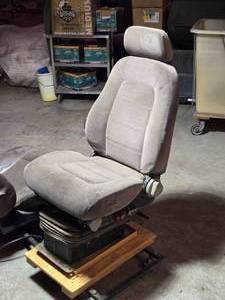 lot 35 image: Semi Truck Tractor Seat