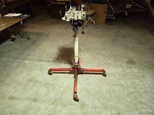 lot 38 image: Banner 12 Ton Hydraulic Transmission Jack - Works
