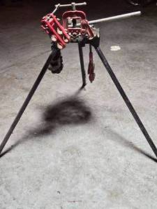 lot 58 image: Rigid Pipe Cutter and Pipe Threading Tripod Clamp and Tools