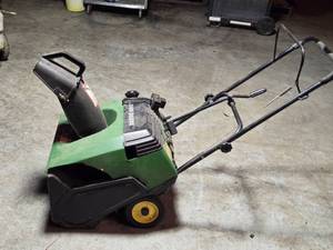 lot 64 image: John Deere TRS 21 Snow Thrower - Has Compression and Electric Start Turns Over
