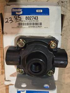 lot 95 image: Bendix 802743 - Quick Release Valve