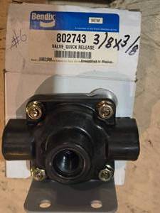 lot 96 image: Bendix 802743 - Quick Release Valve