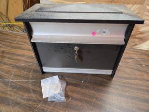 lot 119 image: Locking Letter Mailbox