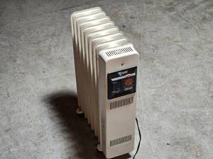 lot 184 image: Working DeLonghi Oil Space Heater