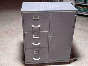lot 200 image: Metal File Cabinet with Safe