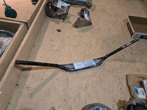 lot 259 image: 1981 Honda KL185S Parts Handlebars