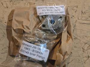 lot 281 image: 1963 Johnson JW-18 3HP Vintage Boat Motor Parts Inner Flange, Intake Manifold