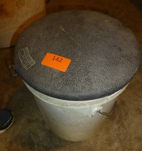 Bucket seat with organizer inside