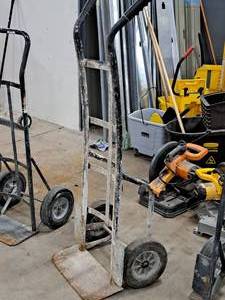lot 61 image: Hand Truck 2-wheel