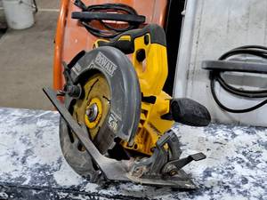 lot 109 image: DeWalt 60V Circular Saw DCS575
