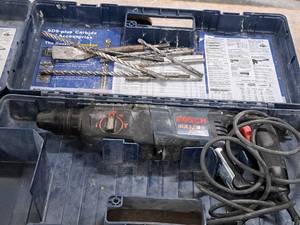 lot 122 image: Bosch Bulldog Hammer Drill 11255VSR with Case and Bits