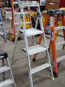 lot 160 image: Gorilla Ladders Hybrid 4.75 Step Ladder with Flip Tray