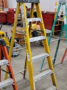 lot 162 image: 6 Non Conductive Fiberglass Step Ladder