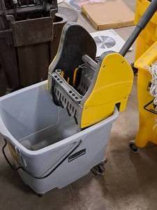 lot 184 image: Rubbermaid Commercial Mop Bucket with Wringer