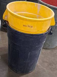 lot 224 image: Lot of (2) Plastic Trash Cans