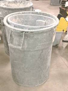 lot 229 image: Lot of (2) Plastic Trash Cans