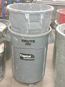 lot 231 image: Brute Plastic Rolling Trash Can, Trash Can