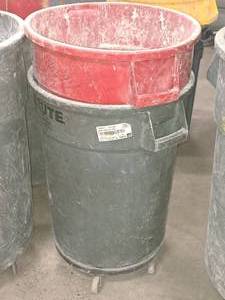 lot 233 image: Brute Plastic Rolling Trash Can, Trash Can
