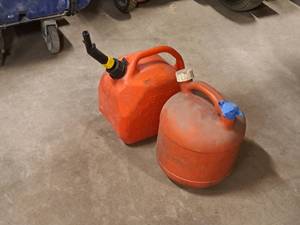 lot 293 image: Lot of (2) 2.5-Gallon Plastic Gas Cans