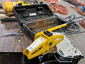 lot 321 image: Rally 2200-lbs Scissor Jack 9305 with Case