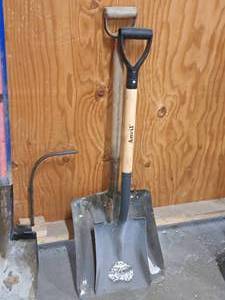 lot 333 image: T-Handle Flat Shovel, T-Handle Scoop Shovel