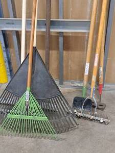 lot 342 image: Lot of (4) Assorted Yard Tools - Rakes, Hoes, Chopper