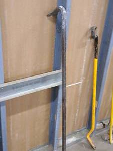 lot 354 image: 47 Pry Bar