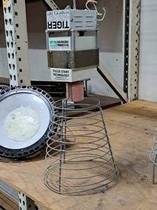 lot 380 image: Tiger 400 HID Cage Light Fixture