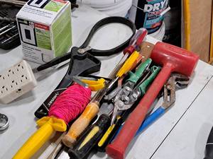 lot 390 image: Assorted Hand Tools