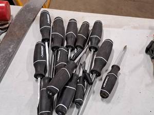 lot 391 image: Lot of (15) Husky Screwdrivers