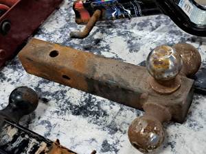 lot 406 image: 3-Ball Hitch