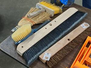 lot 462 image: Lot of (5) Assorted Brushes
