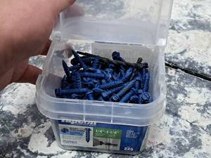 lot 493 image: Lot of (1 Tub) Tapcon Masonry Screws 14x1-14