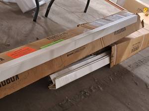 lot 686 image: Lot of (2 Boxes) Assorted TrimSiding Pieces with Inserts Outside Corner (ivory)