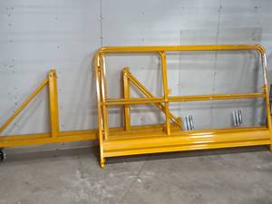lot 695 image: Lot of (4) Scaffolding Parts