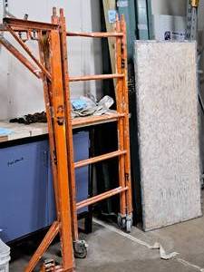 lot 696 image: Lot of (5) Scaffolding Parts - Platform, (2) Uprights, (2) Beams