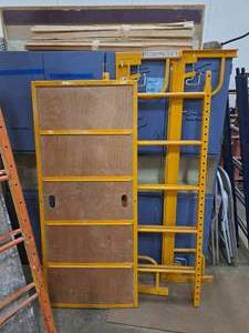 lot 701 image: Lot of (5) Scaffolding Parts - Platform, (2) Uprights, (2) Beams