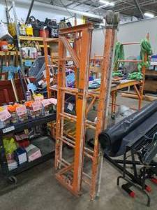 lot 703 image: Lot of (4) Scaffolding Parts - (2) Uprights, (2) Beams