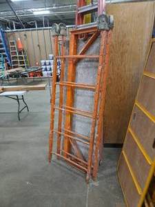 lot 704 image: Lot of (5) Scaffolding Parts - Platform, (2) Uprights, (2) Beams